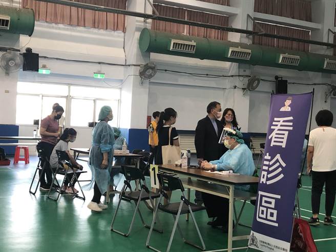 北市儿童BNT第二剂23日开打，铭传国小在校接种BNT及莫德纳疫苗，台北市副市长蔡炳坤到场关心孩子打针状况。（张芷瑜摄）