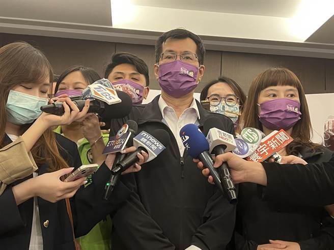 羅致政批侯友宜卸責。（王揚傑攝）