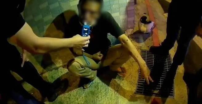 李姓惯窃骑赃车酒驾，遭警当场查获。（警方提供）