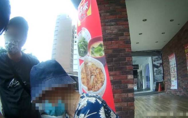 92岁的杨姓阿嬷出门逛市场迷路，经民眾发现报警，员警通知阿嬷的家属来将她带回家。（台中市第二分局提供／冯惠宜台中传真）