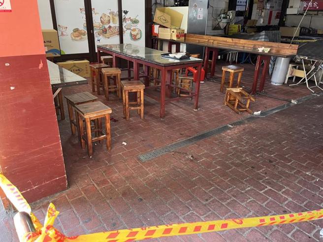 台中市第二市场内一家小吃店23日清晨疑因顾客点餐纠纷爆发肢体衝突，警消获报到场，协助受伤的5人送医救治，其中1人送医后伤重不治。（图/ 中央社）
