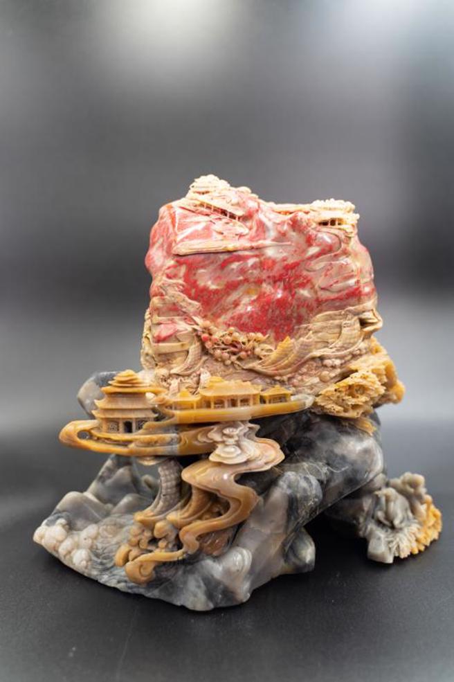 法務部行政執行署新竹分署將在8月進行紅富海吸金案主嫌名下財產第3波變價，這次推出有「石中之后」美譽的珍稀雞血石等72件雕刻藝術品，雕工精細，值得收藏。（圖/ 中央社）