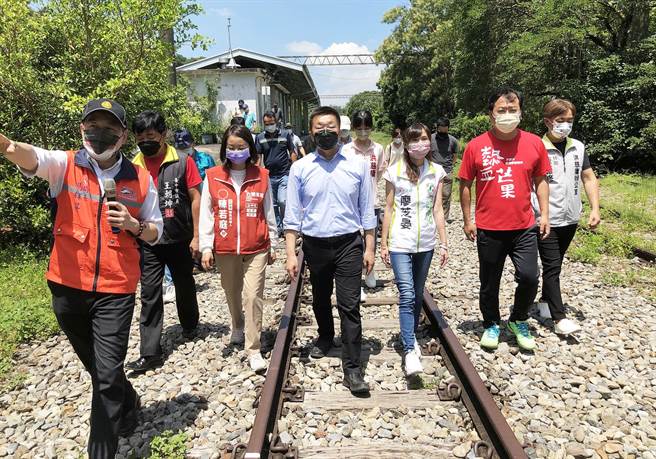 蔡其昌希望將沿線的鐵路自行車路線進行串聯，讓台中跟苗栗的觀光人流能夠互通，讓地方有更好的發展。（陳世宗攝）
