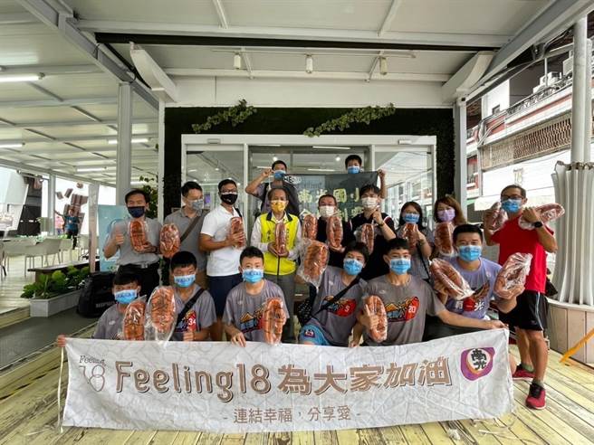 18℃巧克力牵线，柬埔寨扶轮社赠篮球给南光篮球队。（民眾提供／廖志晃南投传真）