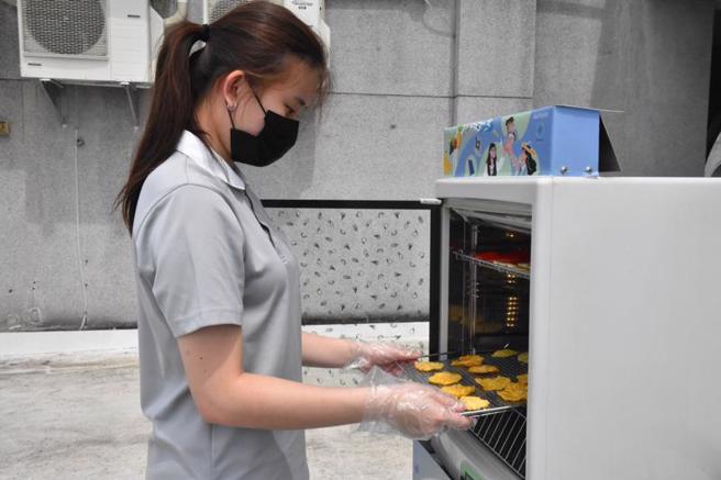 慈济科技大学印尼国际专班学生，研发将食物烘乾的太阳热能乾燥机，可有效提升乾燥效率、降低加工成本。（图/ 中央社）

