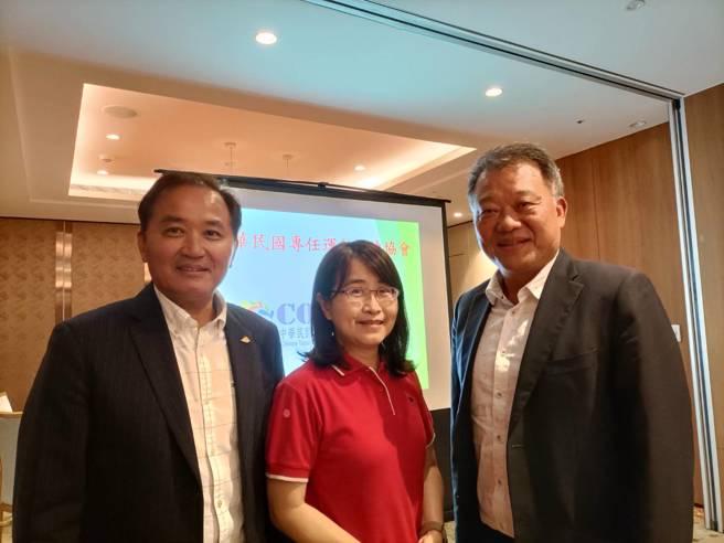 中华田协副秘书长邱为荣（左）筹组成立专任运动教练协会，希望未来能为国内专任教练发声。（邱为荣提供）