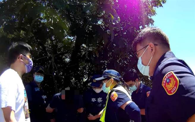 何姓男子有长期服药纪录，落网时神智不清。（警方提供）