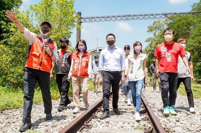 舊山線鐵道停駛後，各界呼籲復駛聲音不斷，立法院副院長蔡其昌（前中）23日邀集相關單位前往會勘，盼能先活化舊山線，預計8月通過整體舊山線的修復計畫。（圖/ 中央社）