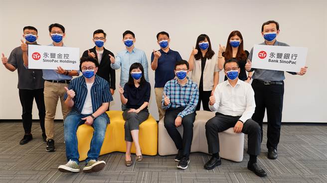 永丰金「智能侦测信用卡盗刷模型」与「不动产自动估价模型」专案团队。（永丰提供）