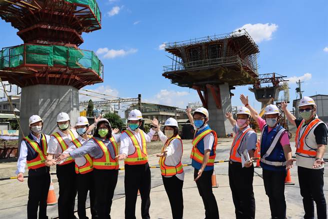 立法院交通委员会今邀交通部长王国材、铁道局伍胜园等官员到嘉义市铁路高架化工程现场视察，了解目前施工状况和工程进度。( 吕妍庭摄）