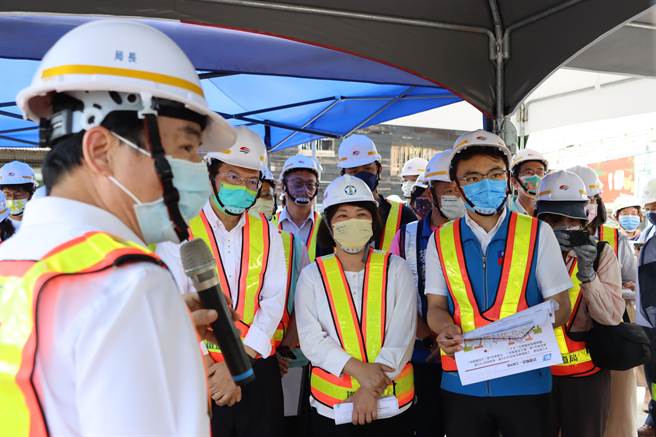 立法院交通委员会今邀交通部长王国材、铁道局伍胜园等官员到嘉义市铁路高架化工程现场视察，了解目前施工状况和工程进度。( 吕妍庭摄）