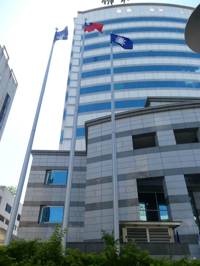 國民黨中常會昨天通過8月28日將於桃園巨蛋舉辦今年度全代會，但桃園市政府體育局即致電國民黨告知原定檔期以安排其他活動，場地無法外借。國民黨今天批評，桃園市府臨時反悔，政治打壓在野黨用心明顯。（周志豪攝）