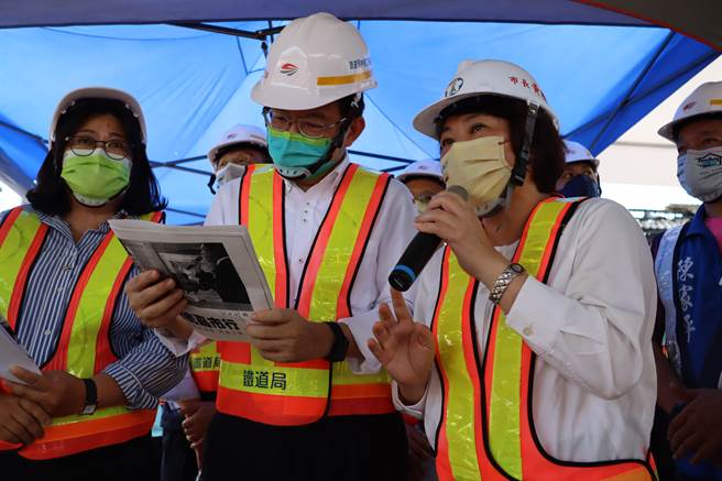 嘉义市长黄敏惠也再度拿出简报，希望交通部能兑现当初的承诺。（吕妍庭摄）