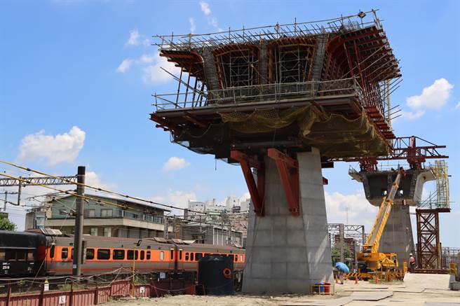 嘉市铁路高架化计画2017年核定，总经费238.98亿元，目前工程进度43％，些微后落。（吕妍庭摄）