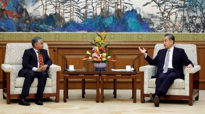 王毅6月22日會見印度新任駐華大使羅國棟。／中國外交部