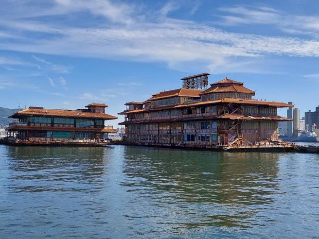 号称斥资新台币8亿元打造的高雄海上皇宫因公司倒闭欠债，导致船只滞留港区，台湾港务公司考量船体破败影响港区安全和形象，将于完成点交后办理委外拆除等相关作业。（图/ 中央社）
