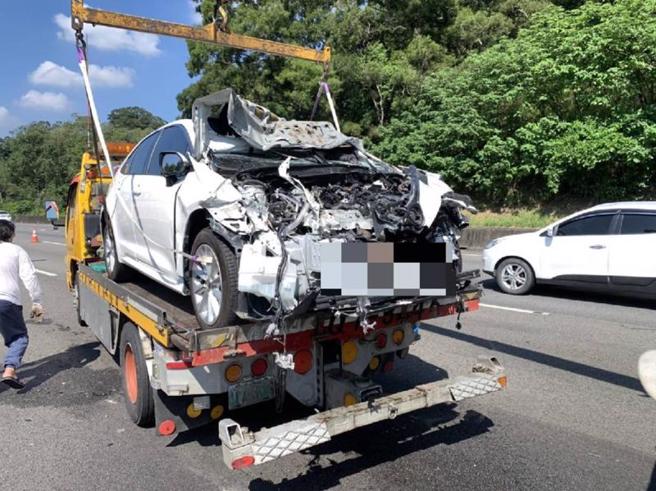 國道1號苗栗路段23日上午連續發生2起國道工程緩撞車遭撞擊事故，1人受傷送醫。國道員警指出，肇事原因不排除駕駛未注意路況釀禍。（圖/ 中央社）
