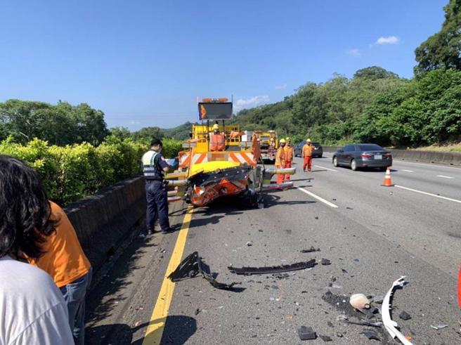 國道1號苗栗路段23日上午發生2起國道工程緩撞車遭撞擊事故，其中一起為一輛自小客車因開啟自動駕駛，不慎追撞前方施工車輛緩撞車，當時施工車輛正在執行撿拾輪胎胎皮掉落作業，自小客張姓駕駛受傷送醫。（圖/ 中央社）