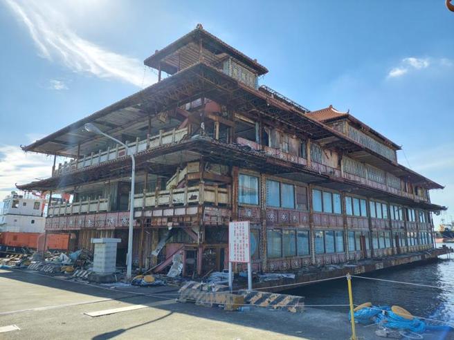 号称斥资新台币8亿元打造的高雄海上皇宫因公司倒闭欠债，导致船只滞留港区，且因业者长年未派员修缮管理，船只已破败不堪，风光不再。（图/ 中央社）