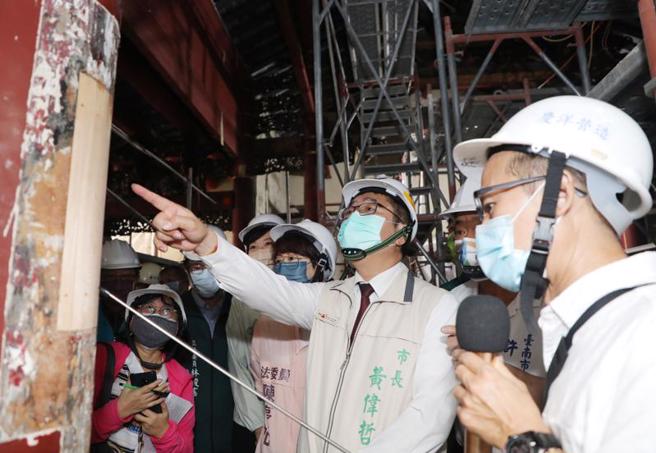 台南市长黄伟哲（前右2）23日上午前往国定古蹟「台南三山国王庙」修復工程工区现场，视察修復情形并听取建筑师摘要报告，了解工程进度。（图/ 中央社）
