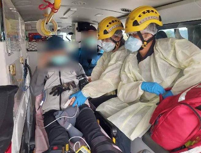 28岁的张姓女山友经空勤总队直升机吊挂，并由救护车载送到东势农民医院就医。（民眾提供）