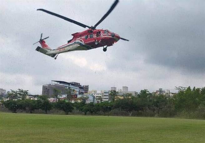 空勤总队直升机降落在东势区河滨公园，由东势分队救护车送往东势农民医院治疗。(民眾提供)
