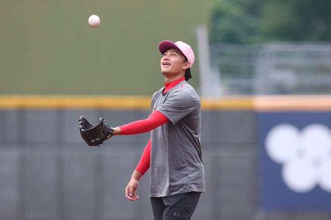 味全龙徐若熙23日赛前与总教练叶君璋传接球。（杜宜谙摄）