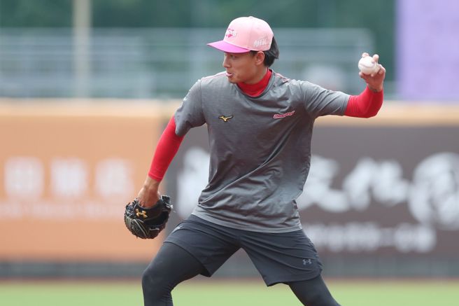 味全龙徐若熙23日赛前与总教练叶君璋传接球。（杜宜谙摄）