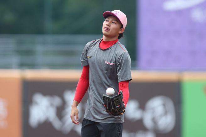 味全龙徐若熙23日赛前与总教练叶君璋传接球。（杜宜谙摄）