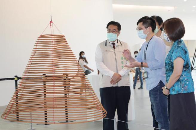 台南市美术馆与法国凯布朗利博物馆合作举办「亚洲的地狱与幽魂」特展，台南市长黄伟哲（前左）22日前往视察布展情形。（图/ 中央社）