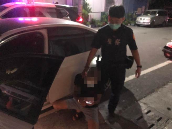 台東31歲確診的蘇姓男子在居家隔離期間偷溜出門，經警盤查，竟是遭台東地方檢察署發布的毒品通緝犯。（台東縣警局提供／蔡旻妤台東傳真）