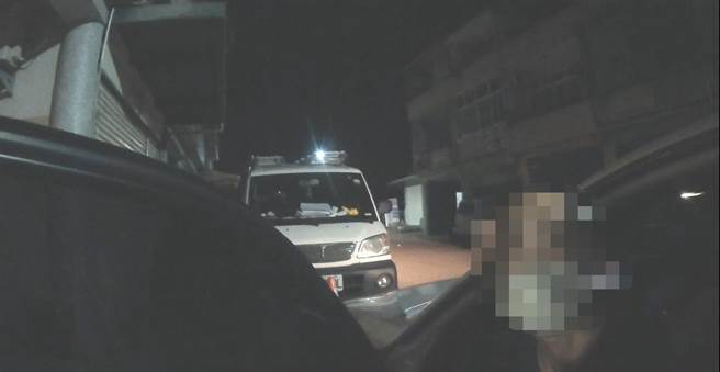 台東31歲確診的蘇姓男子在居家隔離期間偷溜出門，經警盤查，竟是遭台東地方檢察署發布的毒品通緝犯。（台東縣警局提供／蔡旻妤台東傳真）