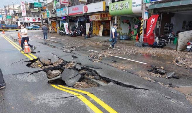 桃园市桃园区桃莺路450号前23日上午发生地下自来水管破裂，大量的水衝开路面涌出。（图/ 中央社）