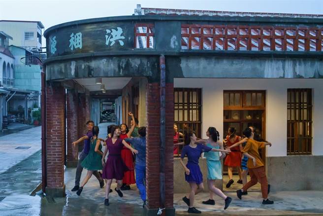 由编舞家周书毅发起的「波丽露在高雄」计画，带领舞者在大高雄地区公共区域跳舞。（陈长志摄，卫武营国家艺术文化中心提供）