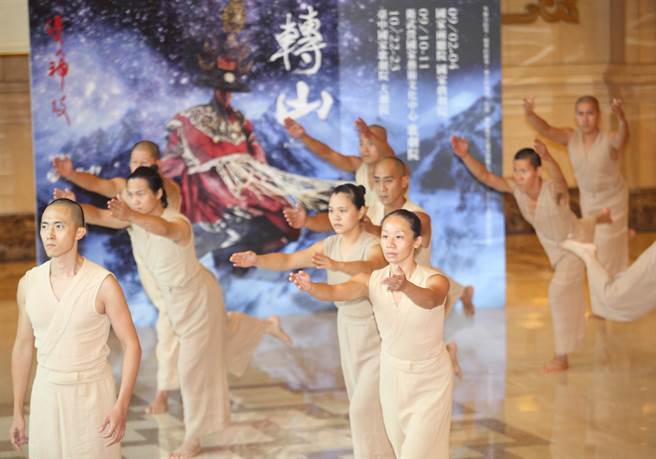 优人神鼓23日在台北国家戏剧院举行大型创作《转山》秋季巡演启售记者会，将运用5G科技技术，同步传送在新北市金瓜石地质公园本山矿场的演出，让观眾跨越地理距离，观赏两地演员异地共演的精彩画面，并欣赏新北市东北角山海线、黄金山城矿山风貌。（张铠乙摄）