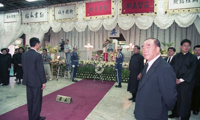 1998年8月24日前国防部长郭寄峤上将举行公祭，郭寄峤的女婿郝柏村（右）。（季志翔摄）
