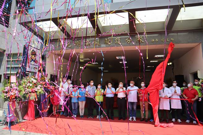 新竹县消防局将专责救护的光明分队升级为高级救护分队，23日举办揭牌典礼。（邱立雅摄）