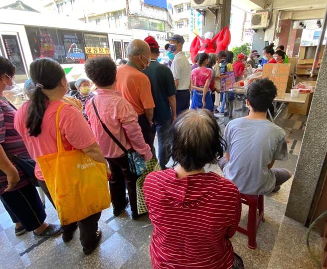 丰原「粥狂」公益日送出2000碗海鲜粥，吸引民眾大排长龙耐心等待。(市议员谢志忠提供)