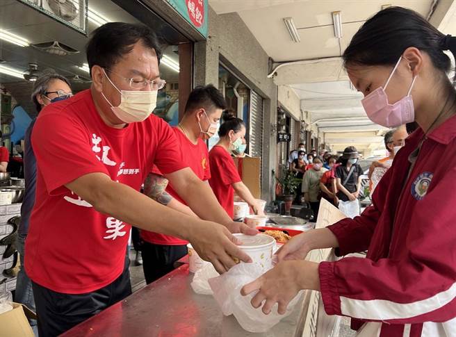 市议员谢志忠受邀担任「一日店长」，民眾慕名前来品嚐心意十足的霸气海鲜粥。(市议员谢志忠提供)