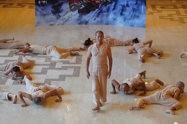 表演艺术团体优人神鼓作品「转山」将展开北、中、南巡演，23日在台北国家戏剧院举办记者会，艺术总监黄志群（中）率领团员们演出精彩片段。（图/ 中央社）
