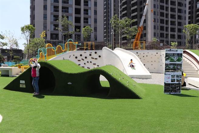 中坜永福罗汉松公园今正式启用，建有儿童共融式游乐场，不仅增加附近民眾游憩空间，也为后方兴建中的中坜1号社宅，逐步完善周边生活机能。（蔡明亘摄）