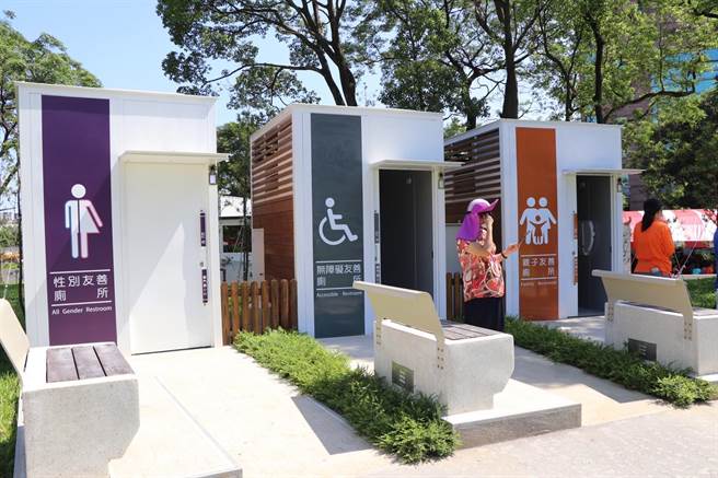 中坜永福罗汉松公园内设有亲子友善、性别友善与无障碍友善厕所，今启用仪式上，不少民眾都大讚厕所相当有质感。（蔡明亘摄）