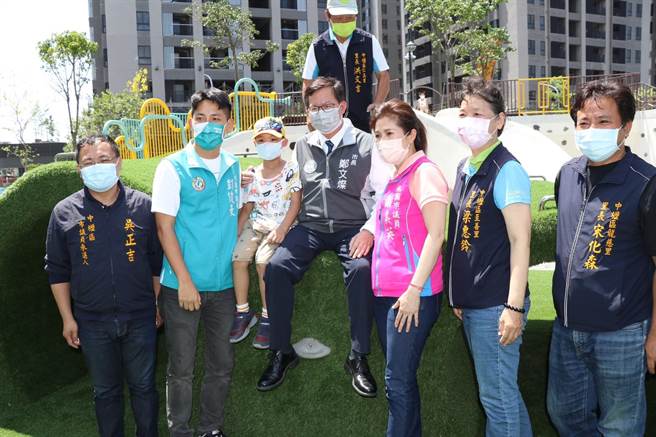 桃园市长郑文灿（中）体验游乐设施。（蔡明亘摄）