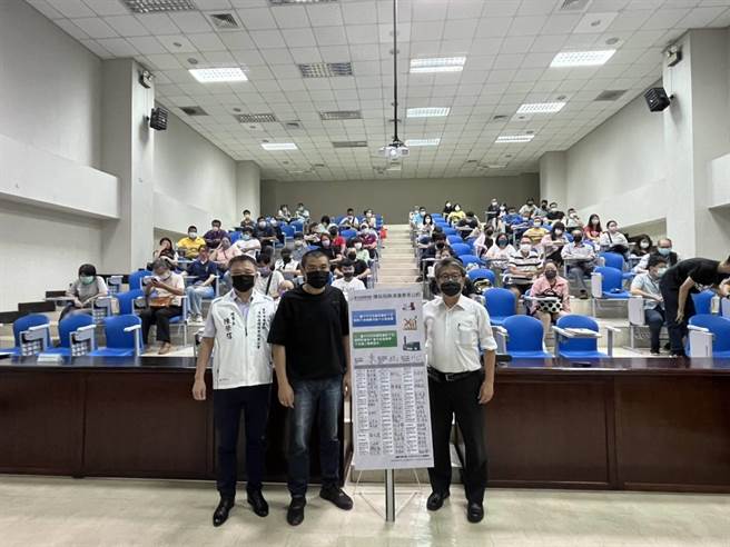 台中市政府环保局邀业者签署两大公约，防止联合哄抬垃圾清运费，或恶意中止收运契约。（环保局提供／谢琼云台中传真）