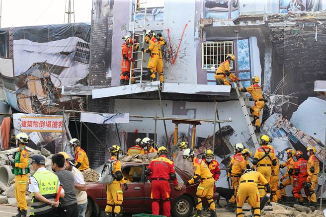 「111年桃园市全民防卫动员暨灾害防救（民安8号）演习」桃园炼油厂举行，演习首度加入战时情况的灾害抢救作为。图为建物伤患搜查救援演练。（陈麒全摄）