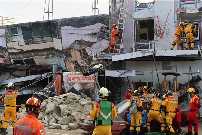 「111年桃园市全民防卫动员暨灾害防救（民安8号）演习」桃园炼油厂举行，演习首度加入战时情况的灾害抢救作为。图为伤患吊挂救援演练。（陈麒全摄）
