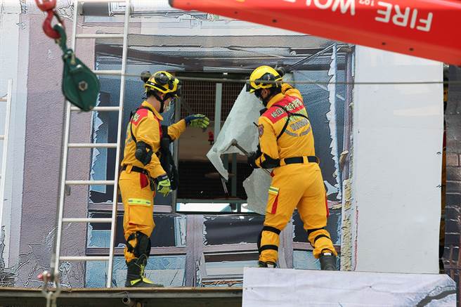 「111年桃园市全民防卫动员暨灾害防救（民安8号）演习」桃园炼油厂举行，演习首度加入战时情况的灾害抢救作为。图为建筑倒塌救难人员破窗进入建筑物内救援演练。（陈麒全摄）