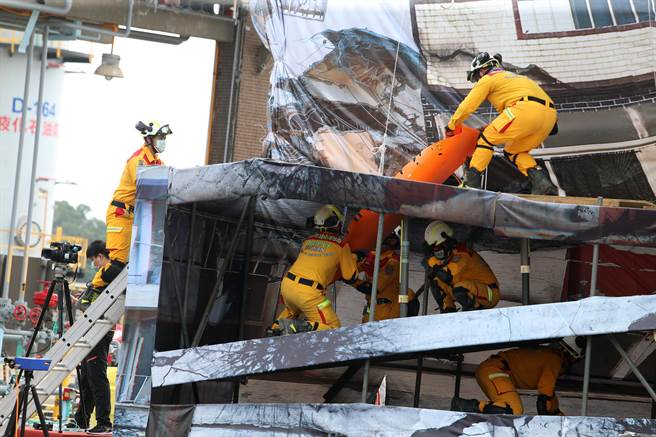 「111年桃园市全民防卫动员暨灾害防救（民安8号）演习」桃园炼油厂举行。图为建筑倒塌人员救援演练。（陈麒全摄）