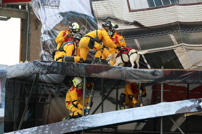 「111年桃园市全民防卫动员暨灾害防救（民安8号）演习」桃园炼油厂举行，演习首度加入战时情况的灾害抢救作为。图为建筑倒塌人员救援演练。（陈麒全摄）