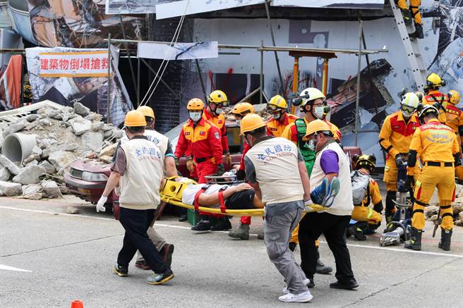 「111年桃园市全民防卫动员暨灾害防救（民安8号）演习」桃园炼油厂举行，演习首度加入战时情况的灾害抢救作为。图为伤患救援演练。（陈麒全摄）